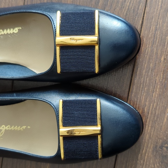 Salvatore Ferragamo Bow Pumps - Picture 10 of 11